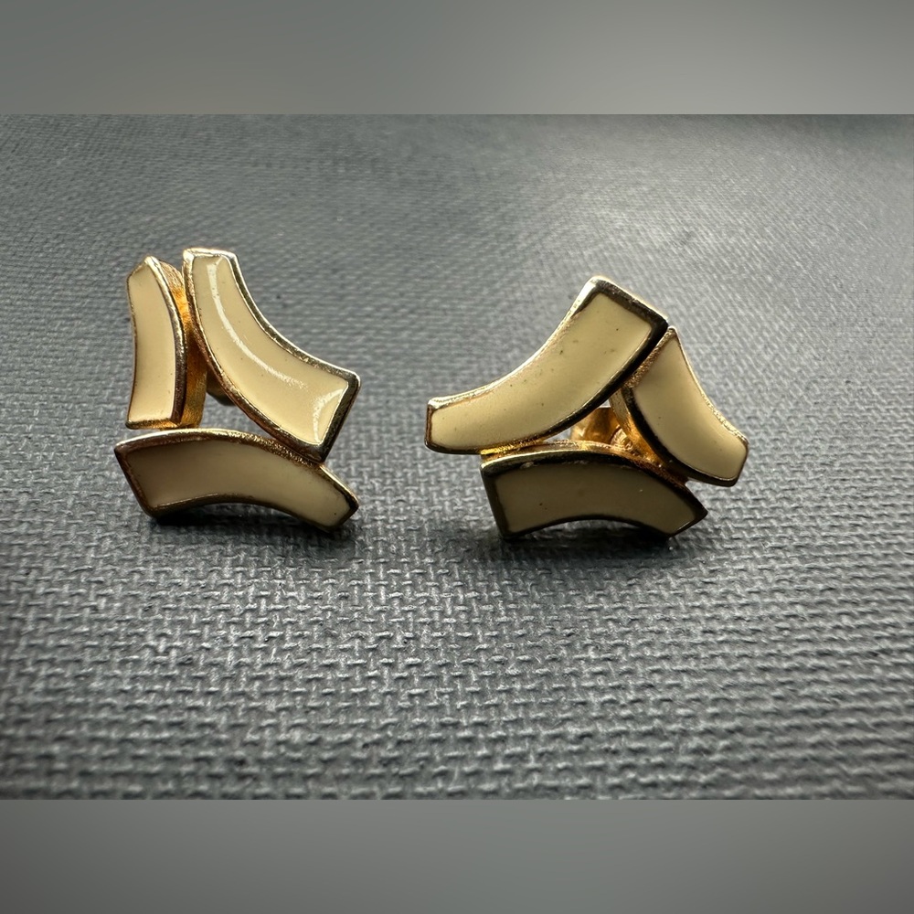 Trifari Kunio Matsumoto Cream
Enamel Goldtone Geometric
Collar pierced earrings